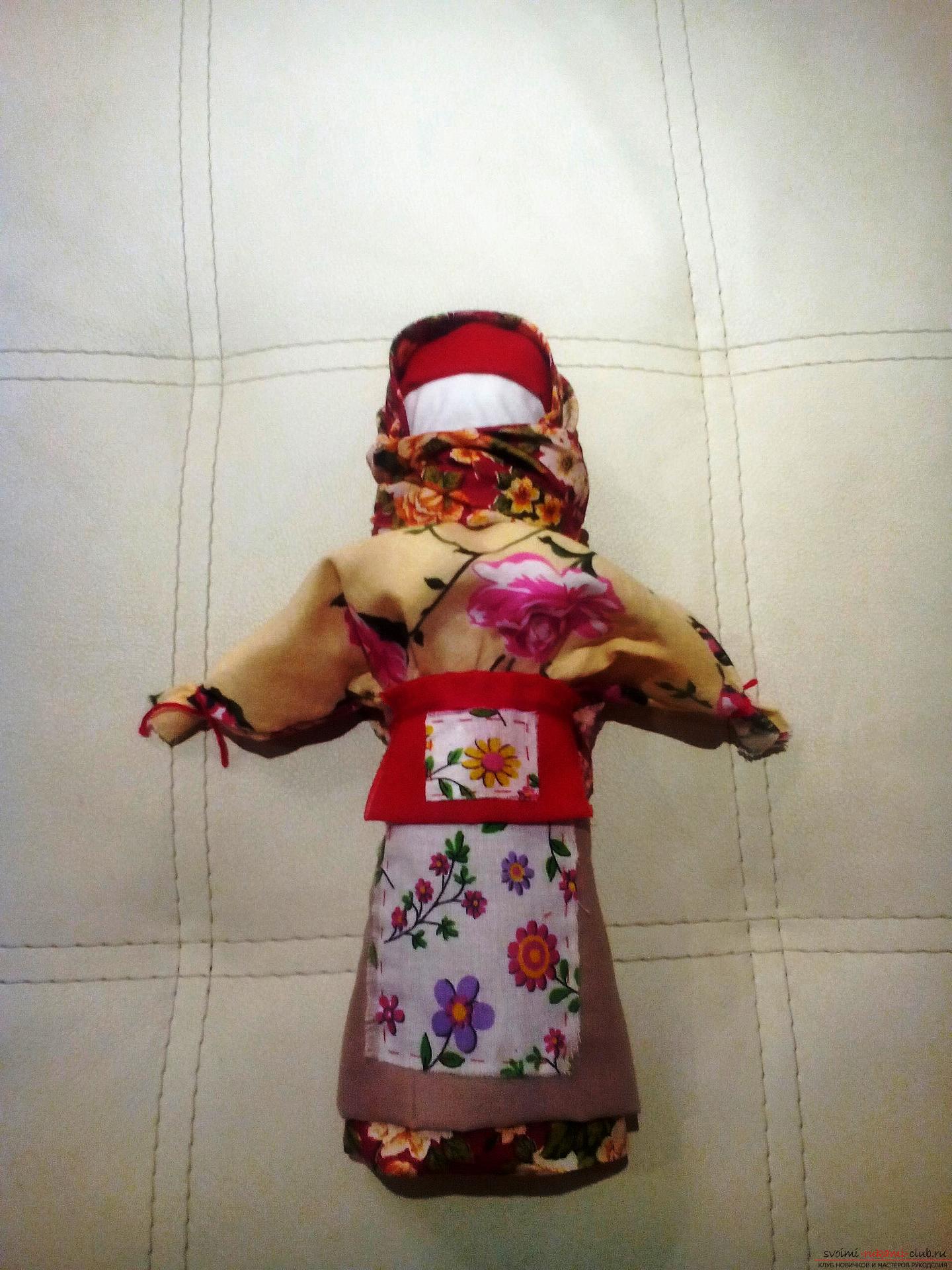 Создайте обереги своими руками, по нашему мастер-классу изготавливается кукла-травница, или иначе кукла-мотанка.. Фото №13